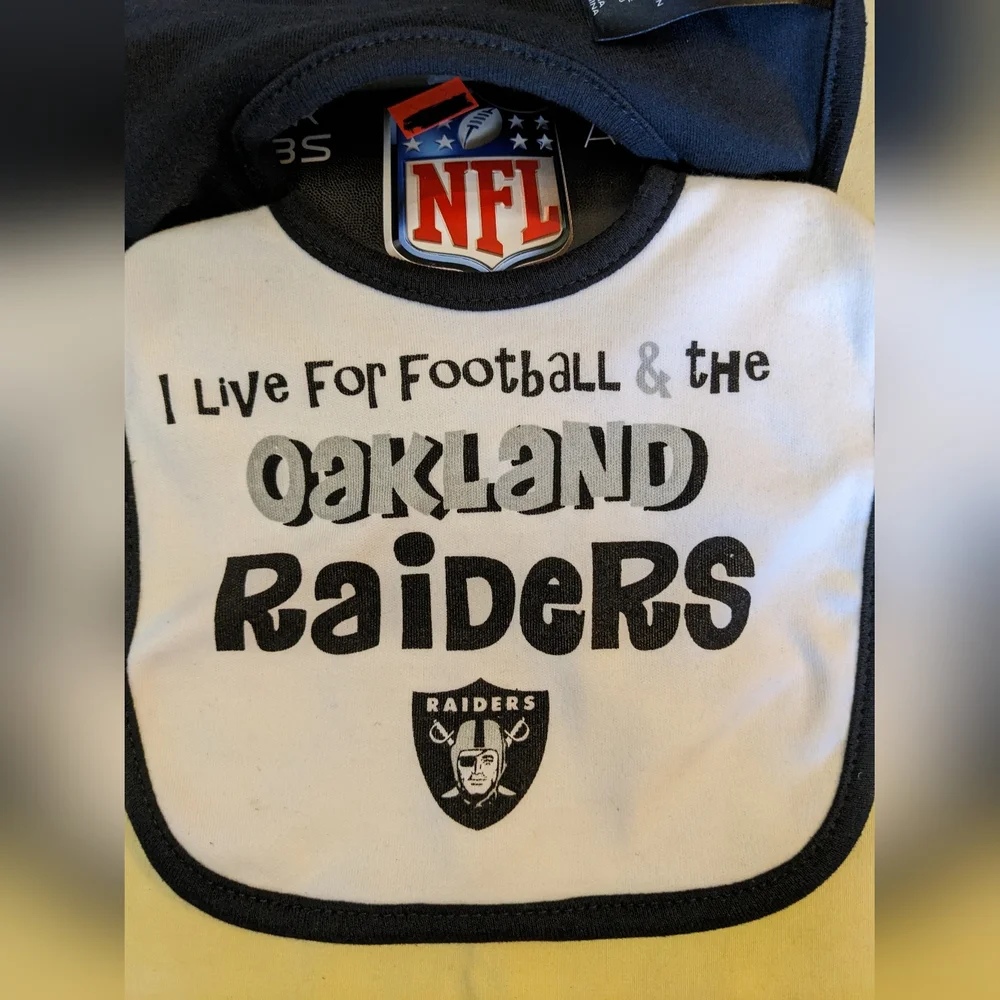 2 Pack Oakland Raiders Baby Bibs NFL Licensed Gerber Cotton Black White, T18MIS